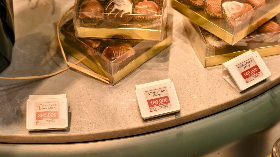 Kafede elektronik raf etiketi kurulumu