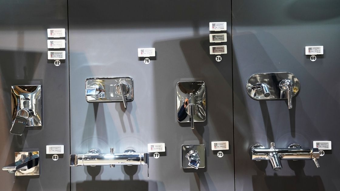 Nalbur mağazasında elektronik raf etiketi kullanımı