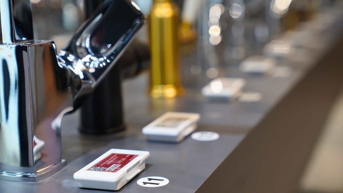 Yapı marketinde dijital etiket ile raf düzeni